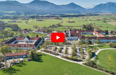 Das Kloster Benediktbeuern aus der Vogelperspektive