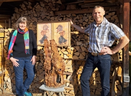 Regina und Hans Müller mit Werken ihrer Ausstellung "Baum kann Kunst - Kunst im Baum" im Kloster Benediktbeuern