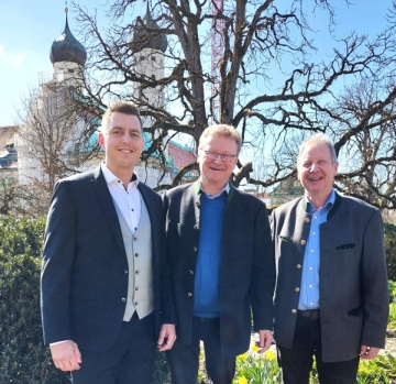 Benedikt Hartmann, P. Heinz Menz und Franz Wasensteiner vor den Klostert&uuml;rmen