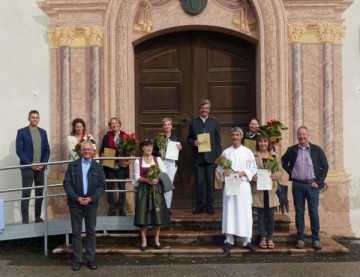 Hintere Reihe (v. links): Benedikt Hartmann (Geschäftsführer ZUK), Doris Linke, Elisabeth Pleyl, Andrea Limmer, Martin Blösl, Evi Bartl; Vordere Reihe (v. links): Pater Claudius Amann (Einrichtungsleiter), Gertrud Deiser, Alexander Lechner, Karin Lechner, Franz Wasensteiner (Leitung AZ) 