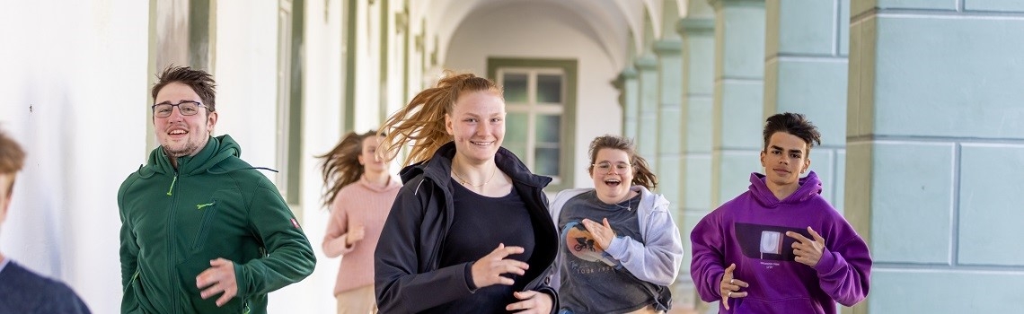 Jugendliche im Arkadengang im Kloster Benediktbeuern