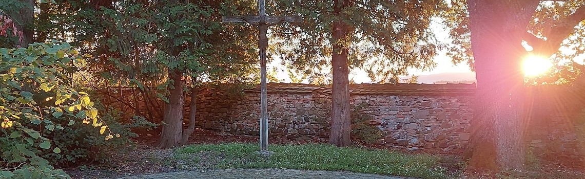 Sonnenuntergang am Labyrinth im Aktionszentrum Benediktbeuern