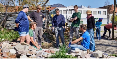 M&auml;nner und eine Frau bei der Arbeit an einer Mitmachbaustelle des Zentrums f&uuml;r Umwelt und Kultur 