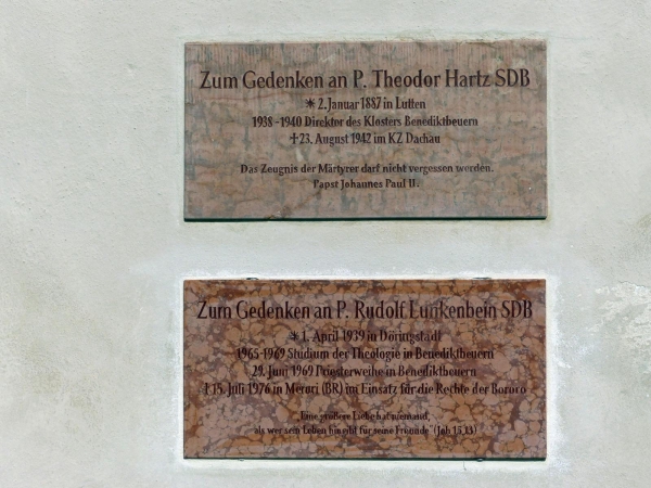 P1320440 (Gedenktafeln P. Hartz SDB, P. Lunkenbein SDB).JPG