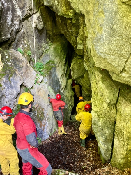 Gruppe von hinten im un teren Angerlocheingang.jpg
