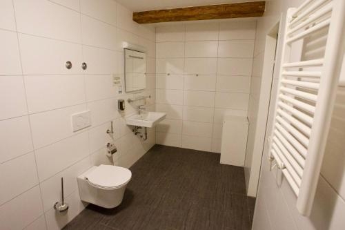 665377551_Zimmer neu Maierhof_Bad.jpg