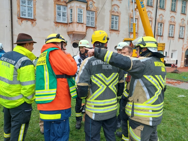 Einsatzkräfte im Innenhof des Klosters Benediktbeuern 