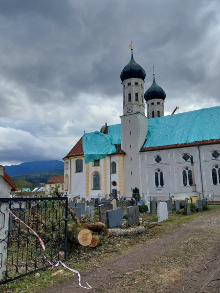 Nach dem Unwetter: Planen auf dem Dach der Basilika im Kloster Benediktbeuern 