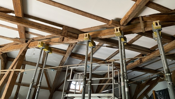 Stützen am Gebälk in einem Gebäude des Zentrums für Umwelt und Kultur im Kloster Benediktbeuern 