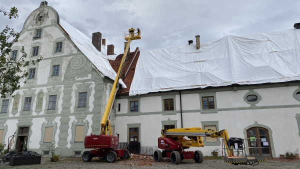 Anbringung einer Plane auf dem Dach des Zentrums für Umwelt und Kultur in Benediktbeuern 
