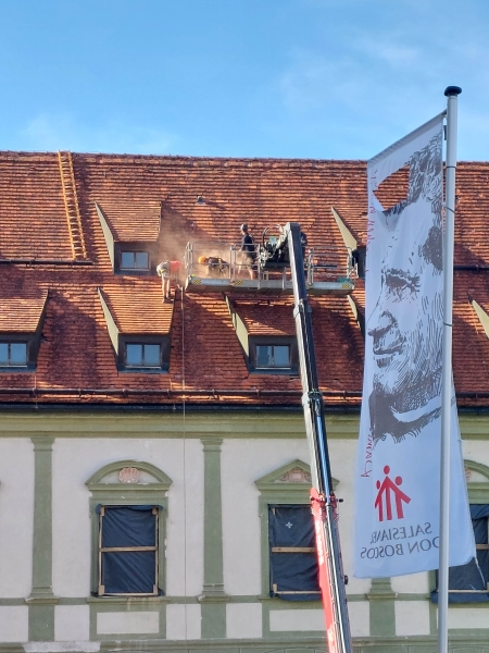 Anbringung von Holzplatten zur Abdichtung der Fenster des Klosters Benediktbeuern nach dem Unwetter am 26. August 2023