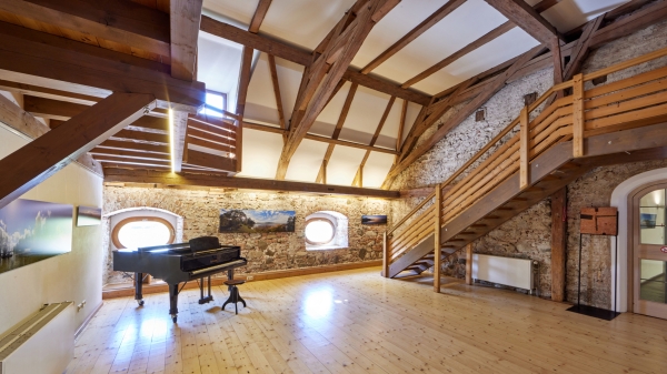 Fl&uuml;gel und Treppe in Raumecke des Allianzsaals im Zentrum f&uuml;r Umwelt und Kultur