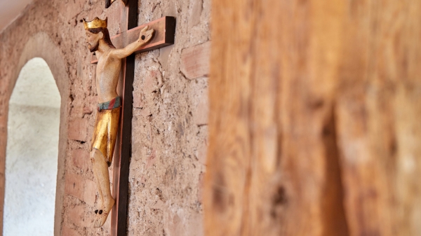 Jesuskreuz an der Wand des Tagungsraum 7 im Zentrum f&uuml;r Umwelt und Kultur 
