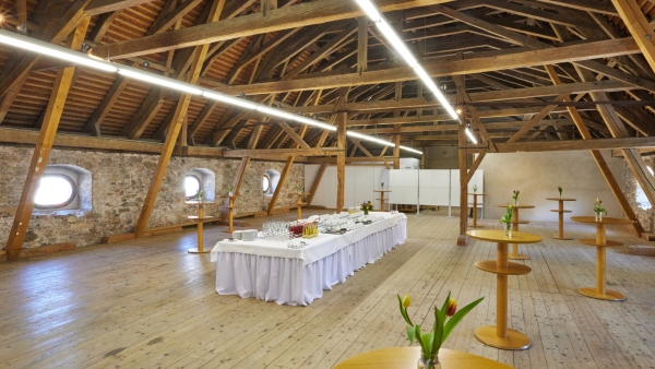 Tenne mit gedecktem Tisch im Zentrum f&uuml;r Umwelt und Kultur 