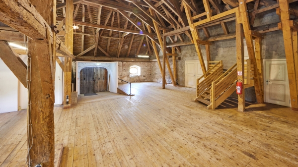 Gro&szlig;r&auml;umiges Tennenfoyer des Zentrum f&uuml;r Umwelt und Kultur 