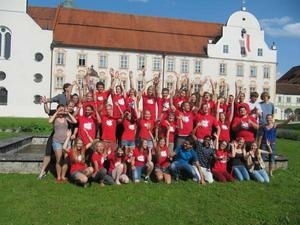Aus-Benediktbeuern-in-die-ganze-Welt-27-junge-Menschen-als-Volunteers-ausgesendet_image300
