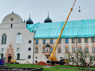 Sicherungsmaßnahmen nach dem Unwetter: Kran vor der Fassade der Basilika und des Konventbaus des Klosters Benediktbeuern 