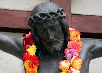 Jesus am Kreuz mit Blumenkette